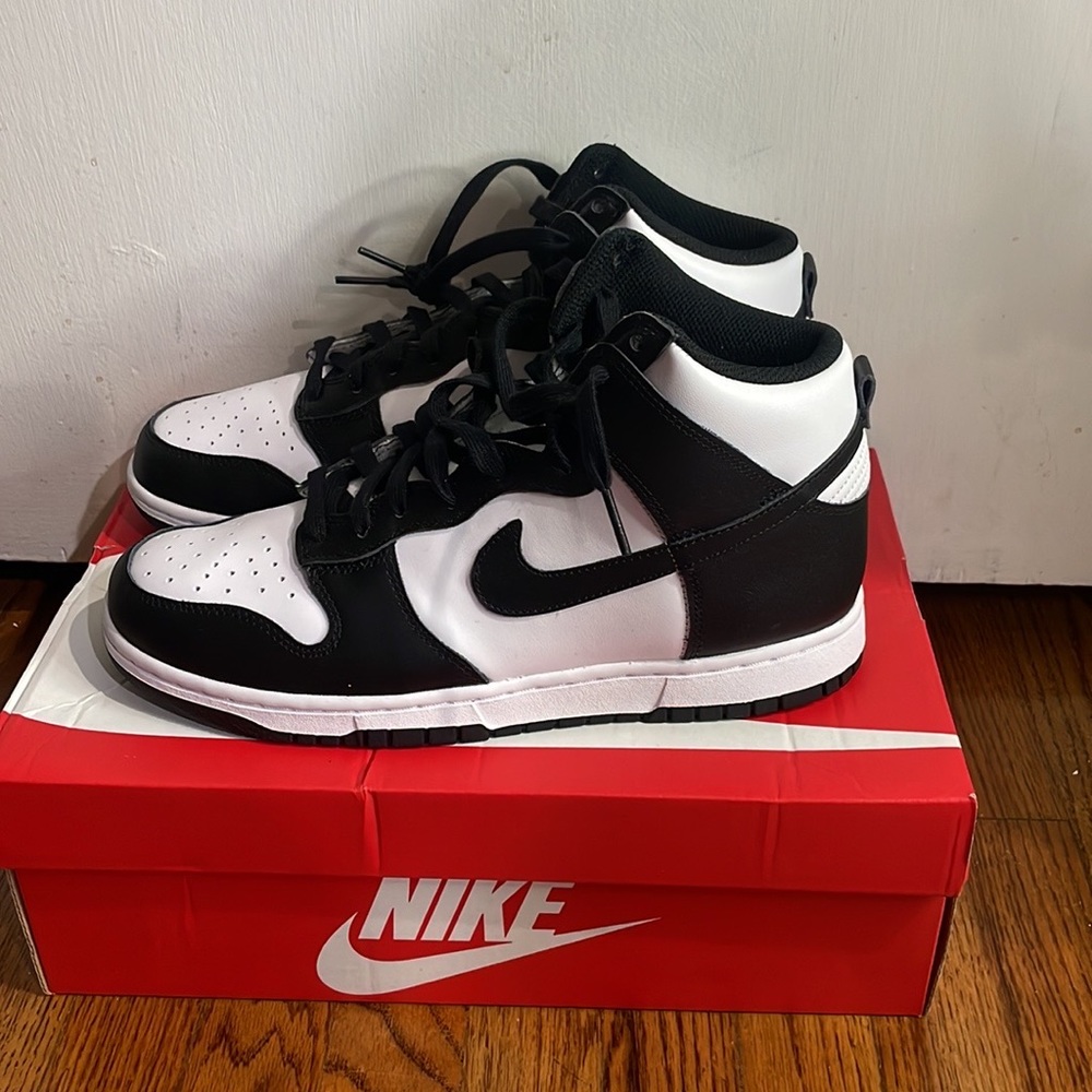 Women’s Panda Nike Dunks size 10